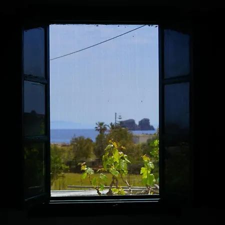 Nyaraló Anevalousa House